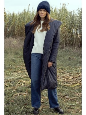 Lacivert Kapüşonlu Çıt Kapamalı Elyaflı Uzun Mont