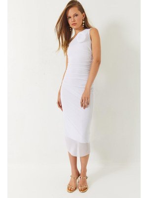 Beyaz Astarlı Seyyar Gül Aksesuarlı Midi Boy Tül Elbise