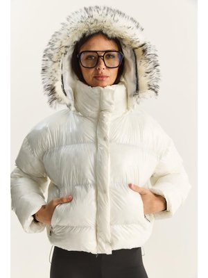 Beyaz Cep Detaylı Astarlı Kapüşonlu Kısa Puffer Mont