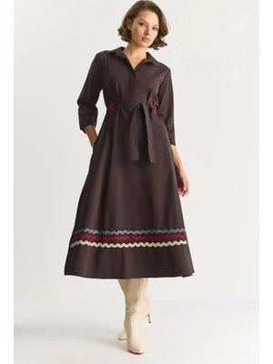 Acı Kahve Nakış Detaylı Yakalı Kemer Köprülü Gömlek Elbise