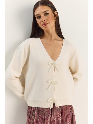 Krem İncili Fiyonk Aksesuarlı V Yaka Triko Hırka