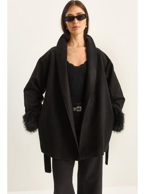 Siyah Kolları Kürk Detaylı Kuşaklı Kaşe Kaban