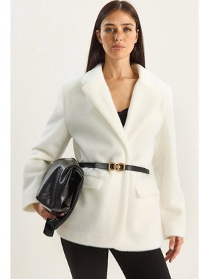 Beyaz Cep Detaylı Astarlı Kemerli Peluş Dokulu Blazer Ceket