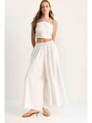 Beyaz Sırtı Gipe Detaylı Boyundan Bağlamalı Bluz Etek Pantolonlu Takım