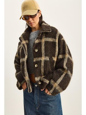 Kahverengi Ekose Desenli Cep Detaylı Astarlı Şardonlu Triko Örme Mont