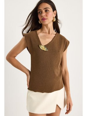Acı Kahve Aksesuar Detaylı Düşük Omuz Triko Bluz