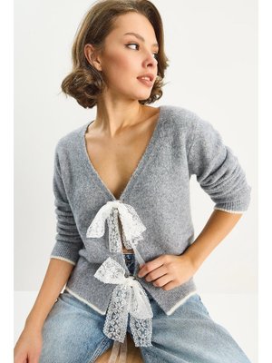 Gri V Yaka Fiyonk Aksesuar Kapamalı Triko Hırka