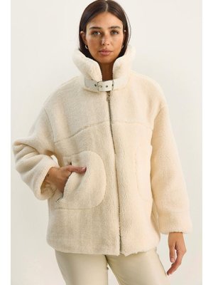 Krem Yakası Kemer Detaylı Astarlı Cepli Peluş Mont