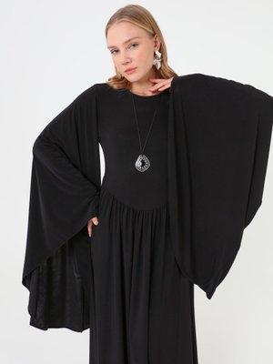 Siyah Kol Detaylı Elbise