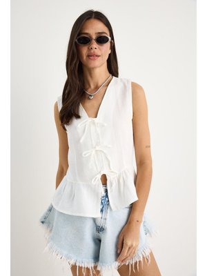 Beyaz V Yaka Fiyonk Detaylı Müslin Peplum Bluz