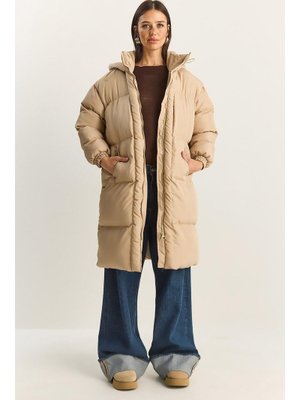 Bej Cep Detaylı Astarlı Kapüşonlu Uzun Puffer Mont