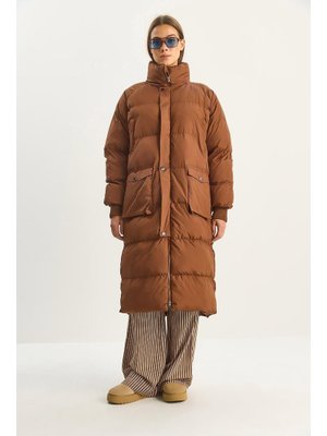 Kahverengi Gizli Kapüşonlu Cep Detaylı Uzun Astarlı Şişme Mont