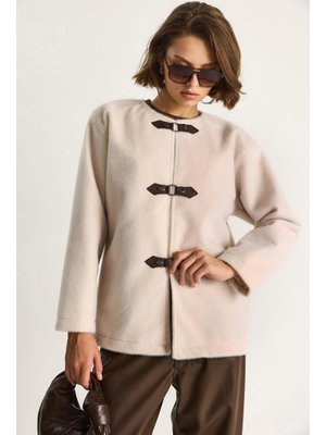 Taş Deri Toka Detaylı Astarlı Yün Dokulu Kısa Kaban