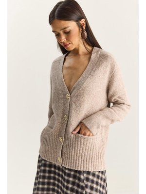 Krem V Yaka Taş Düğmeli Cepli Yumuşak Dokulu Triko Hırka