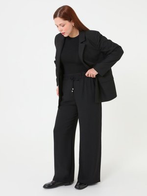 Siyah Büzgülü Bağcıklı Büyük Beden Pantolon