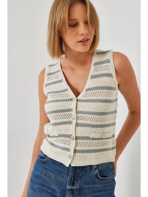 Gri V Yaka Üç Düğmeli Çizgili Triko Yelek Ekru