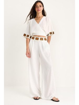 Beyaz Örgü Detaylı Kruvaze Yaka Belden Kuşaklı Crop Yüksek Bel Pantolon Takım