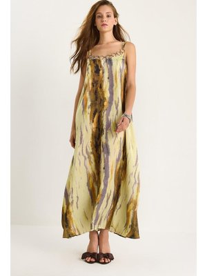 Sarı Yakası Aksesuar Detaylı İnce Askılı Saten Elbise