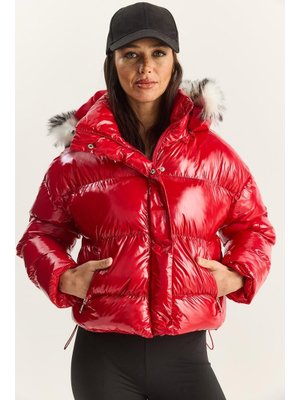 Kırmızı Cep Detaylı Astarlı Kapüşonlu Kısa Puffer Mont