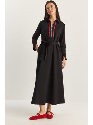 Siyah Yakası Fermuarlı Dökümlü Seyyar Kemerli Elbise