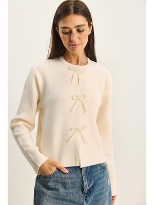 Krem İncili Fiyonk Aksesuarlı Triko Hırka