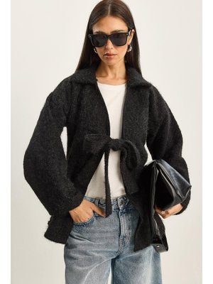 Siyah Gömlek Yaka Bağlama Detaylı Kırçıllı Kaşe Kaban