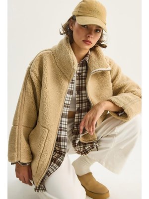 Bej Cep Detaylı Fermuarlı Astarlı Dik Yaka Peluş Mont