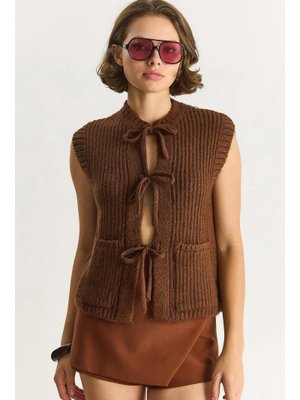 Kahverengi Önden Bağlamalı Cep Detaylı Triko Yelek