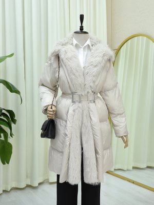 Krem Kürk Detaylı Kemerli Cepli Şişme Mont