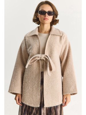 Bej Gömlek Yaka Bağlama Detaylı Kırçıllı Kaşe Kaban