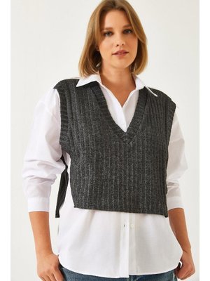 Beyaz Süveter Detaylıi Gömlek