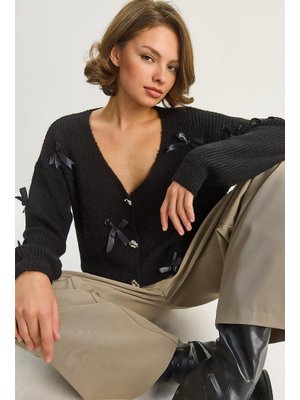 Siyah Fiyonk Aksesuarlı V Yaka Oversize Düğmeli Hırka