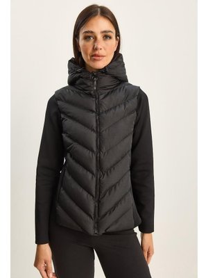 Siyah Kapüşonlu Fermuarlı Garnili Slim Fit Şişme Mont