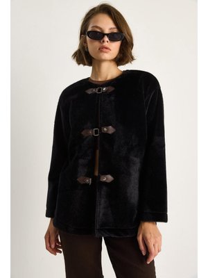 Siyah Deri Toka Detaylı Astarlı Yün Dokulu Kısa Kaban