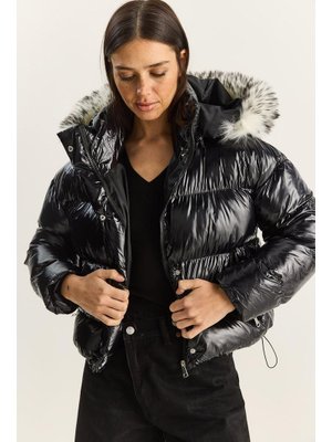 Siyah Cep Detaylı Astarlı Kapüşonlu Kısa Puffer Mont