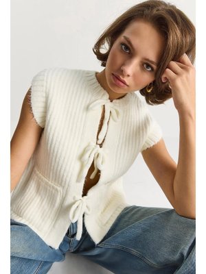 Beyaz Önden Bağlamalı Cep Detaylı Triko Yelek