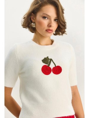 Beyaz Bisiklet Yaka Kısa Kollu Kiraz Örgü Nakış İşlemeli Triko Bluz