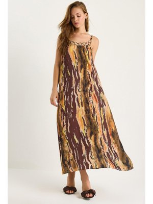 Kahverengi Yakası Aksesuar Detaylı İnce Askılı Saten Elbise