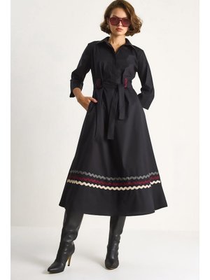 Siyah Nakış Detaylı Yakalı Kemer Köprülü Gömlek Elbise
