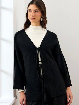 Siyah Fiyonklu Triko Ceket