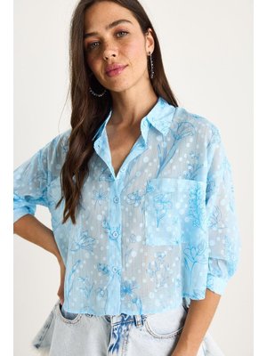 Bebe Mavisi Kendinden Çiçek Desenli Yarım Kollu Tek Cep Detaylı Jakarlı Transparan Gömlek