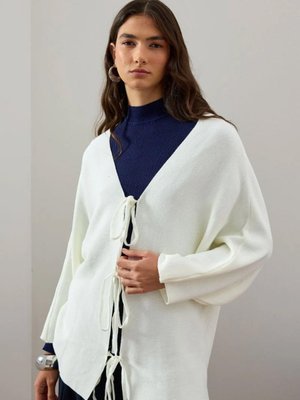 Ekru Fiyonklu Triko Ceket