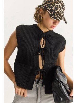 Siyah Önden Bağlamalı Cep Detaylı Triko Yelek