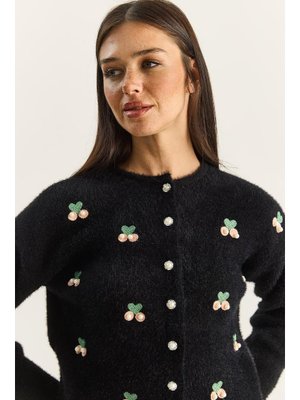 Siyah Yumuşak Dokulu Kiraz Nakışlı İnci Aksesarlı Triko Hırka