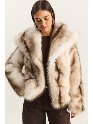 Krem Vizon Desenli Geniş Yakalı Astarlı Suni Kürk Kaban