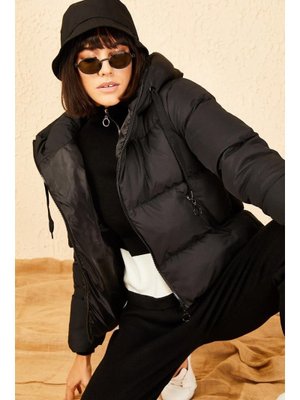 Siyah Kapüşonlu Şişme Mont