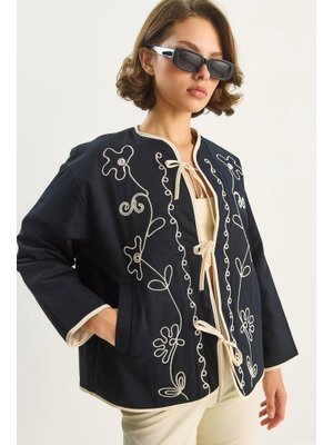 Siyah Nakış İşlemeli Cep Detaylı Astarlı Ceket