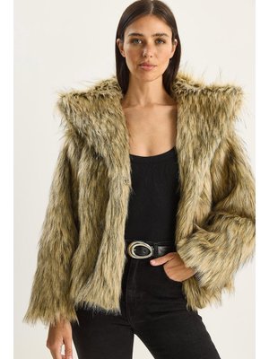 Siyah Geniş Yakalı Astarlı Kısa Premium Suni Kürk Ceket Bej