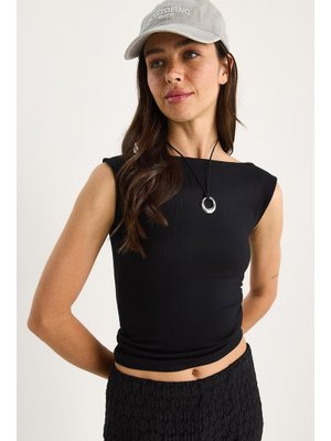 Siyah Kayık Yaka Tek Tarafı Büzgülü Basic Bluz