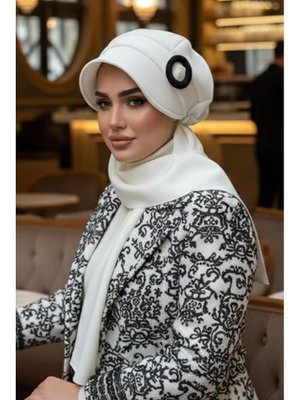 Beyaz Siyah Tokalı Şapka